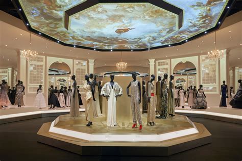 dior museu.|christian Dior museum exhibit.